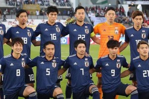 日本足球的辉煌之路（勇往直前的奋斗精神与团队合作的力量）