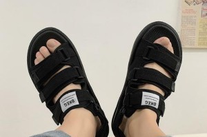 夏季男士游泳鞋搭配技巧（时尚与舒适并存，打造完美泳池造型）