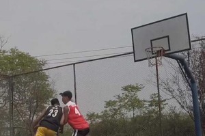 打篮球不防守别人犯规，享受更自由的比赛体验（不限制对手的进攻，提升个人技术水平与团队配合关系）
