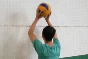 二人排球传球的技巧与要领（掌握关键动作，提高传球效率）