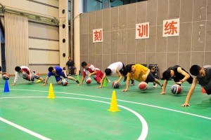 如何提高篮球防守技巧（教练带你一步步学会防守，击败对手）