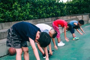 高中生篮球防守滑步训练的重要性（提高防守效果，增强个人能力，掌握基本滑步动作）