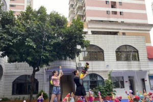 游泳馆打水仗的技巧法（玩转水中战场，享受夏日乐趣）