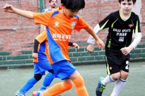 民国人踢足球技巧教学（探寻中国足球的历史瑰宝）