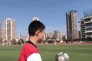 胖子足球颠球技巧教学——胖子也能成为足球技术高手（以简单易学的方法，让胖子也能轻松掌握颠球技巧）