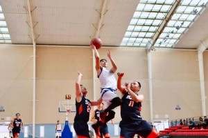 小学生篮球赛中遇到强硬防守的应对策略（如何突破强硬防守，取得胜利）