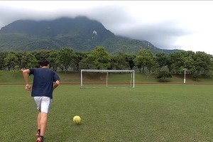 足球守门员的技巧训练指南（打造出色守门员的关键要素与技巧）