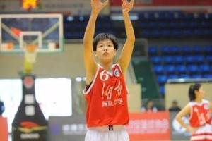 以小篮球比赛为主的人盯人防守策略（提高防守技巧与团队协作的关键）