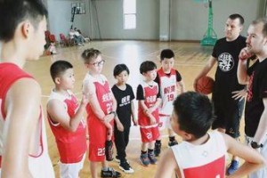 小篮球2v2防守训练（培养年轻球员的防守意识与战术应对能力）