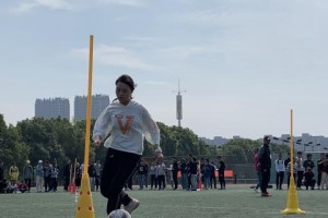 足球绕杆往返技巧教学（掌握足球绕杆往返的窍门，提高技术水平）