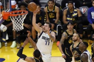 提升篮球比赛防守战术的关键（3vs3比赛中的战术技巧与策略）