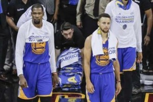 防守人也能拍篮球吗？（探究为何防守人也能在篮球比赛中拍篮球）