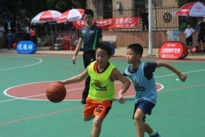 篮球少儿如何正确防守（培养篮球少儿的防守技巧和姿势）