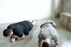 篮球防守转髋跳步教学（突破对手防守的必备技术，让你成为无懈可击的防守大师）