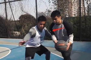 打篮球技巧之防守人员如何应对（化被动为主动，制敌于无形）