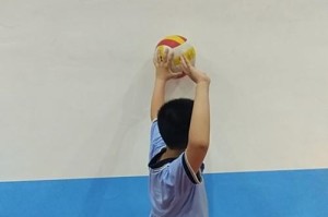 掌握排球上旋球的技巧（打造强有力的上旋发球，让排球舞动空中的旋律）