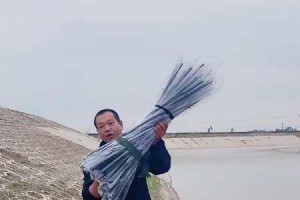 钓鱼爱好者溺亡，手握鱼竿不舍离去的最后一刻（捕鱼激情导致悲剧，警示钓鱼爱好者注意安全）