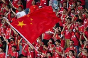 狂欢瞬间！世界杯进球球迷的疯狂欢呼现场（球迷狂欢）