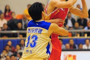 提高篮球持球人防守能力的训练方法（以攻为守，强化篮球持球人防守技巧）