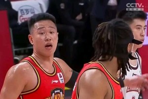 篮球防守中眼睛的关键指向（用眼神准确防守，挡不住的不只是球）