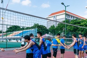 揭秘男子排球竞技发球姿势的要领（技巧、步骤与注意事项全解析）