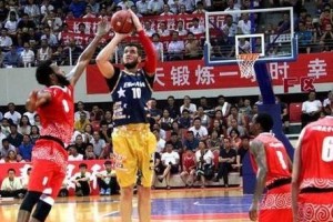 打造出色的篮球防守能力（技巧、训练和战术的关键要素）