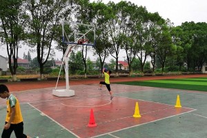 篮球短步防守规则（掌握短步防守，成就篮球之王）