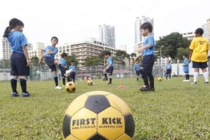 新加坡学足球篮球技巧的关键点（以小国见大志，新加坡青少年学习足球篮球技巧的经验分享）
