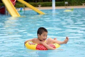 培养小孩游泳技巧的有效方法（让孩子享受游泳乐趣，掌握游泳技能的关键）