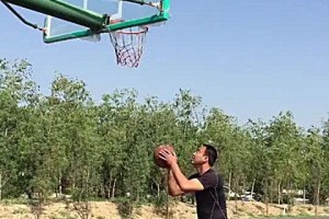 深入探讨篮球大吨位防守的教学方法（提高篮球运动员的防守能力，打造坚不可摧的篮球防线）