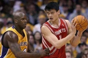 姚明篮球防守动作解析（揭秘篮球界巨人的防守绝技）