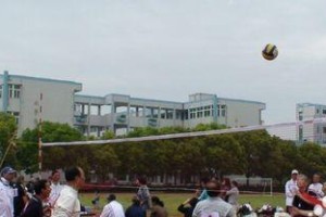 掌握接球步伐，提升排球技巧（以正确的步伐迎接排球，轻松接球得分）