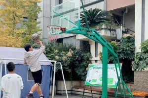 竖直起跳防守犯规的技巧与策略（打篮球时如何避免犯规并有效防守）