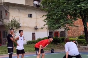 远离篮球防守者的奇妙战术（创新战术让你轻松摆脱防守压力）