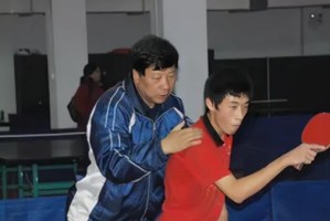 当输了乒乓球赛成为剪发的奇妙经历（一次输球，一次剪发，不同寻常的对决）