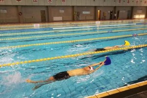 女生游泳技巧大全——畅享水中的优雅舞姿（从零基础到游泳高手，轻松掌握游泳技巧的秘诀）
