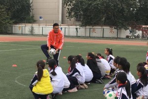 如何通过训练掌握足球场上的15个技巧（提升足球技能，助力成为出色的球员）