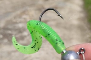 提高路亚钓鱼飞蝇钩的不被鱼咬食能力（钓鱼技巧、选择合适的飞蝇钩、调整钓位等方法）