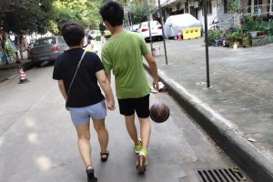 打篮球防守如何有效拦截对手？（掌握技巧，提高防守能力）