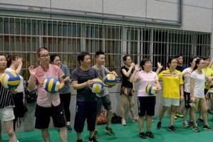 如何掌握排球俯身接球动作要领（技巧、姿势和训练方法全解析）