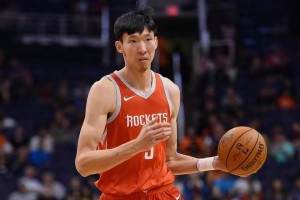 篮球防守艺术（强防守技巧提升你的篮球水平）