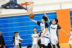 如何有效防守篮球快攻2防3战术（揭秘篮球比赛中防守快攻2防3的秘诀）
