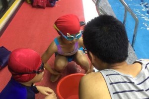 女生游泳憋气技巧大全（提高女生游泳憋气能力的有效方法）