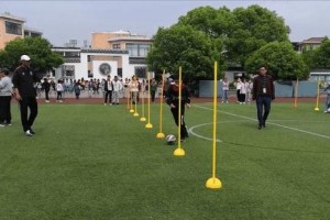 足球技巧之绕杆如风（快速学习绕杆技巧，成为足球高手）