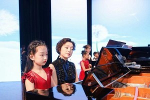 以小钢琴自学游泳技巧（将音乐融入水中的美妙舞动）