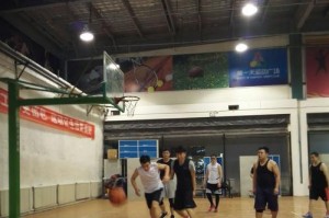 探讨篮球防守员手在比赛中的重要性（洞悉篮球防守员手的多重作用和技巧应用）