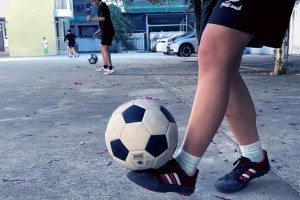 女生学足球垫球技巧（发挥女生天赋，掌握足球垫球的关键技巧）