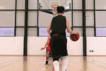 篮球五种防守基本脚步动作（提升篮球防守技巧，掌握基本脚步动作）