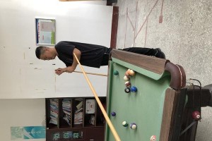 如何有效防守篮球女生的球杆攻击（掌握技巧成为出色的篮球防守者）