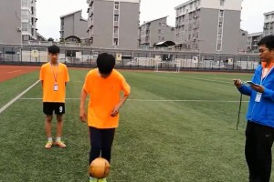 颠足球技巧与方法大揭秘（轻松掌握颠足球技巧，让你成为技艺高超的足球达人）